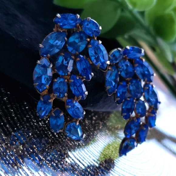 Gorgeous Vintage Authentic Unsigned Schreiner Blue Rhinestone Spray Earrings - Picture 11 of 17